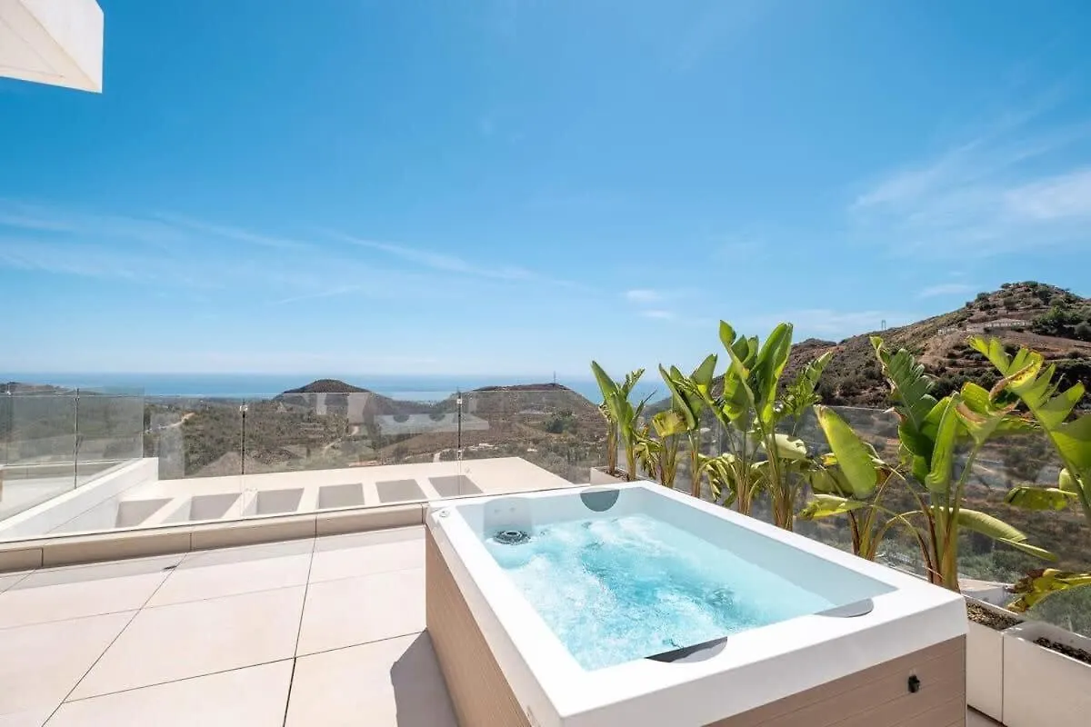 Апартаменты Luxury Penthouse Rooftop Pool Jacuzzi Ocean Views Palo Alto Marbella Охен